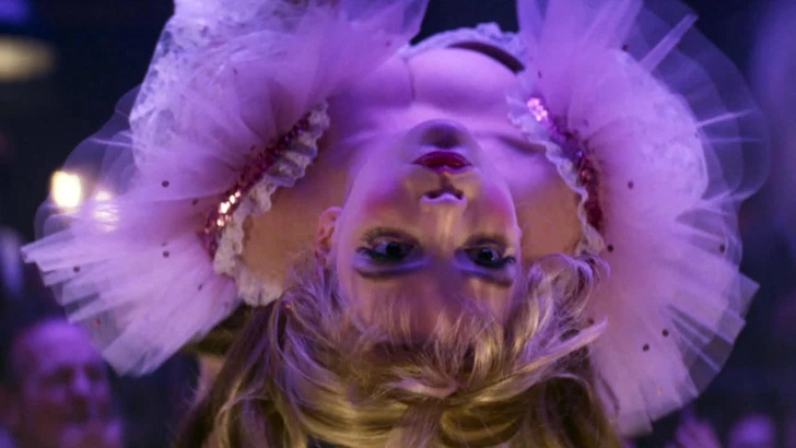 Главные роли исполнили в ленте исполнили Томасин МакКензи (Элли) и Аня Тейлор-Джой (Сэнди)