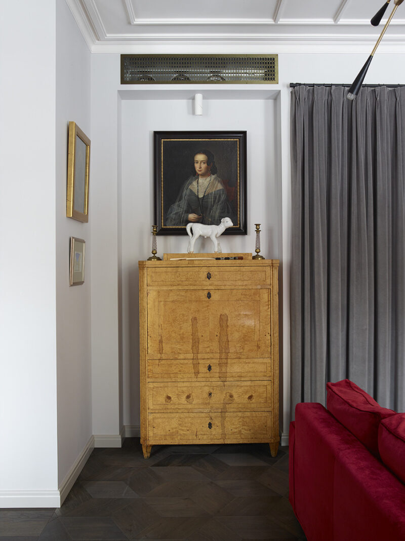 Ванная комната с уникальным столетним гранитом на полу. Фото: Аптон Саймон.