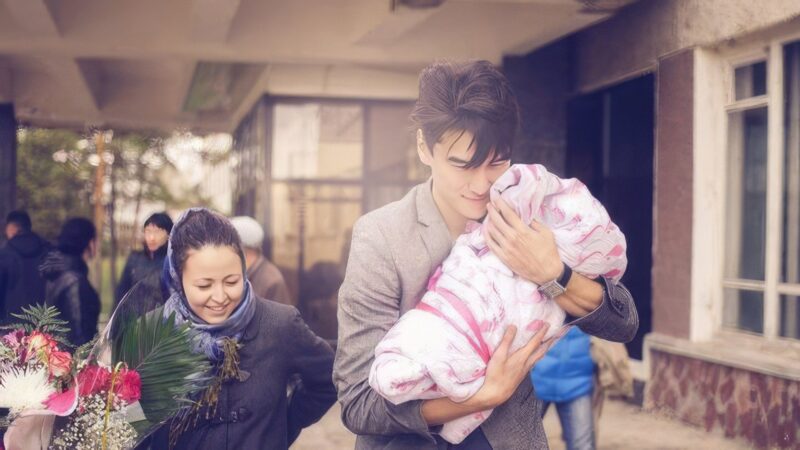 Нурлан Сабуров забирает жену и дочь из роддома