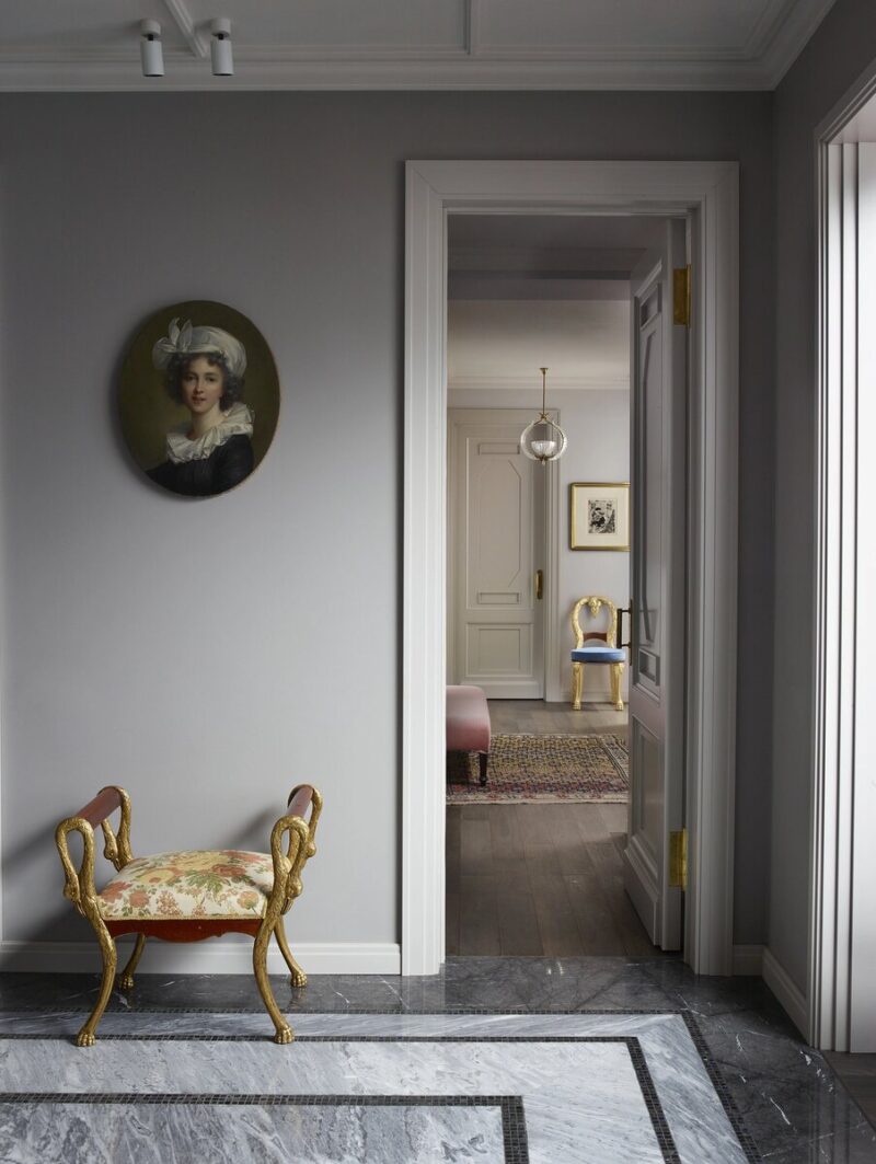 Гостиная с «капризным» оттенком стен, меняющимся от света. Фото: Аптон Саймон.