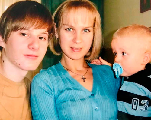 Светлана Чуйкина с сыном Никитой и пасынком Кириллом.