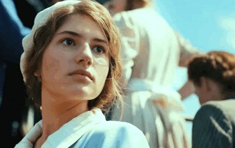 Мария Мельникова в кадре из фильма «Спасти Ленинград»: юная актриса на экране.