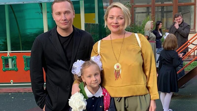 Светлана Пермякова и Максим Скрябин с дочкой.