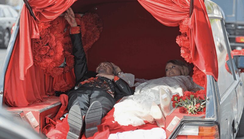 Ксения Собчак и Константин Богомолов прибывают в ЗАГС на необычном транспорте