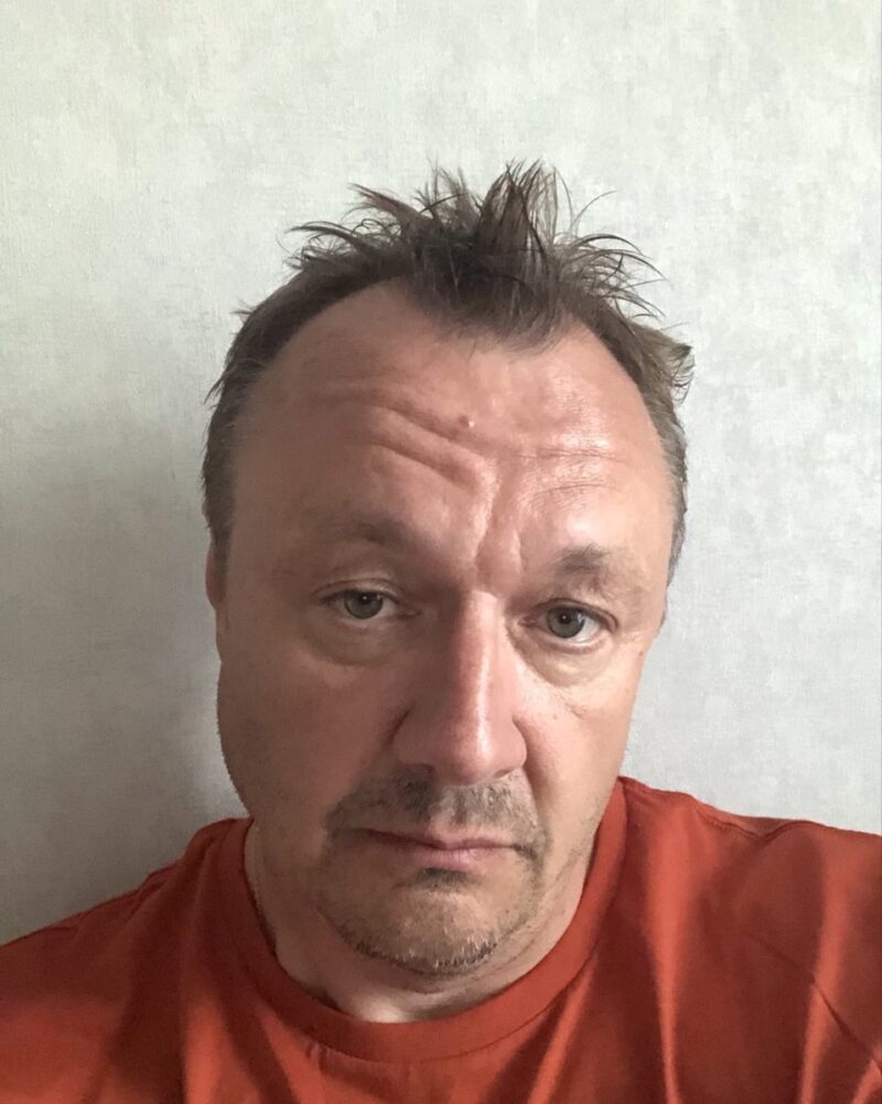 В 90-е годы Шевельков начал свой путь за камерой, создавая уникальную рекламу.