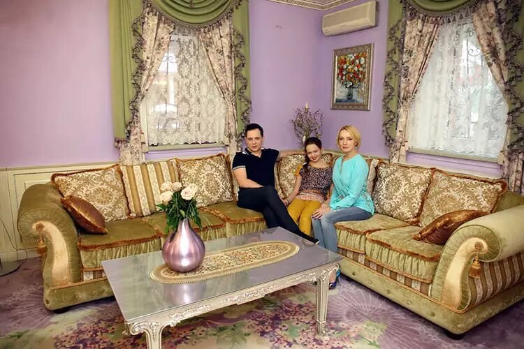 Более 20 лет вместе: как выглядит роскошный дом Александра Асташенка из «Корней», где он живёт с женой Еленой