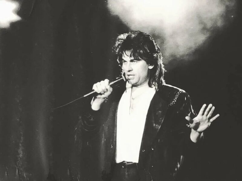 «Я люблю тебя до слез»: как 75-летний Александр Серов, мечта миллионов, остался совсем один в огромном доме