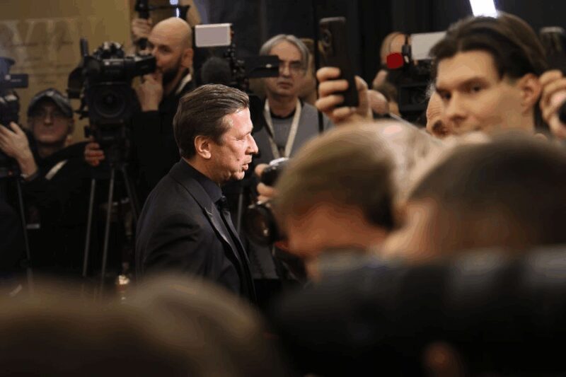 «Не цепляйся за тех, кто отвернулся»: 48-летний Андрей Мерзликин раскрыл причины развода после 19 лет брака и почему дети остались с ним