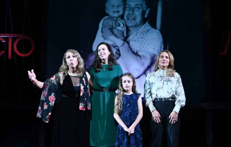 Елена Папанова в окружении дочерей и внучки.