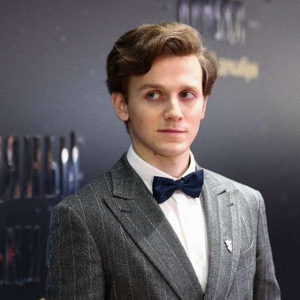 «Спрятался за маминой спиной»: как 16-летний хоккеист Федор Федотов променял лёд на сцену и стал звездой