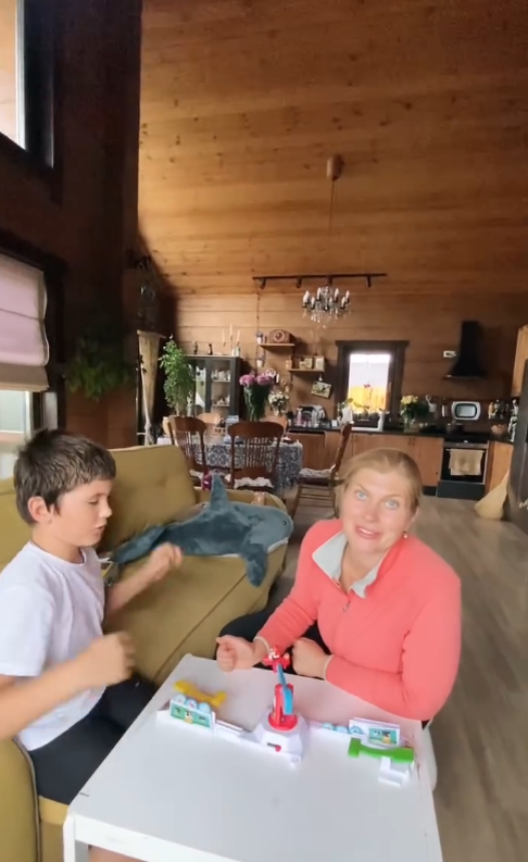 «Накануне Нового 21-го года мы переехали»: как 42-летняя Екатерина Порубель променяла городскую квартиру на болото и курятник