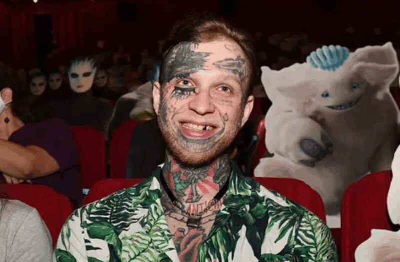 Сын Елены Яковлевой, Денис Шальных, с многочисленными тату.