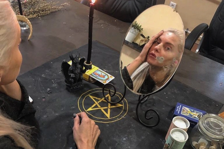 В ритуалах Татьяна использовала огонь, древние языки и оружие