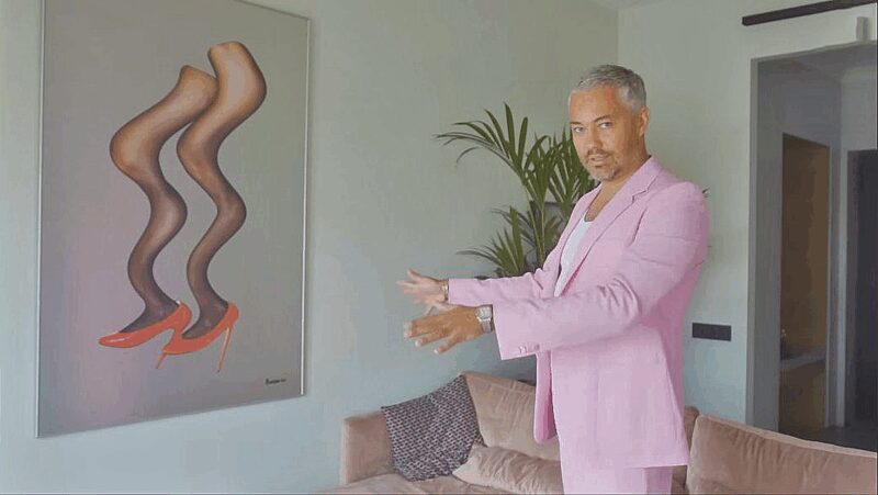 «Это не просто дом, это продолжение меня!»: Александр Рогов за 2 года объединил три квартиры в 45-метровую гардеробную с выходом на крышу