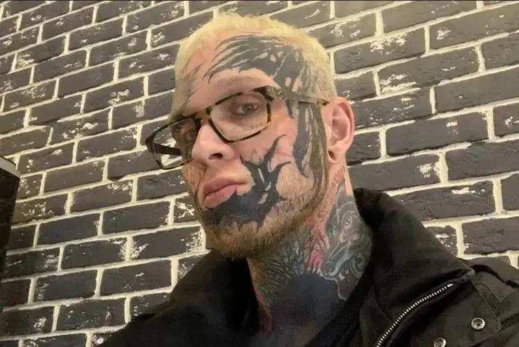 «Он режет себя»: Елена Яковлева о татуировках сына