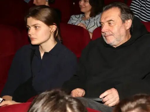 «Ей едва за 20, а ему 74»: как режиссёр Алексей Учитель снова стал отцом, не разведясь с женой после 30 лет брака