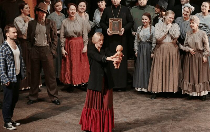 Кадр из спектакля «Кармен», где режиссер удивил публику смелой интерпретацией классики