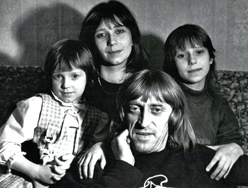 Виктор Авилов с женой Галиной и дочерьми Аней и Олей.