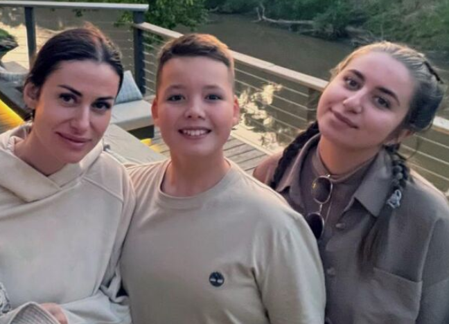 Добрыня в окружении мамы и сестры.