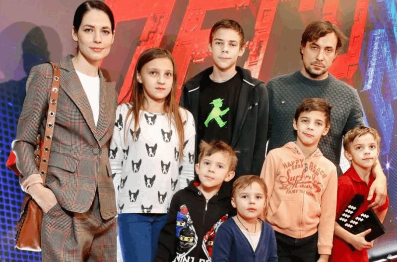 Юлия Снигирь с Евгением Цыгановым и его детьми.