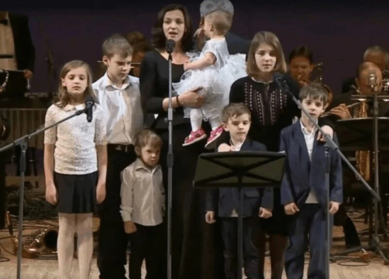 Ирина Леонова с детьми: многодетная мать, оставшаяся один на один с семьей.