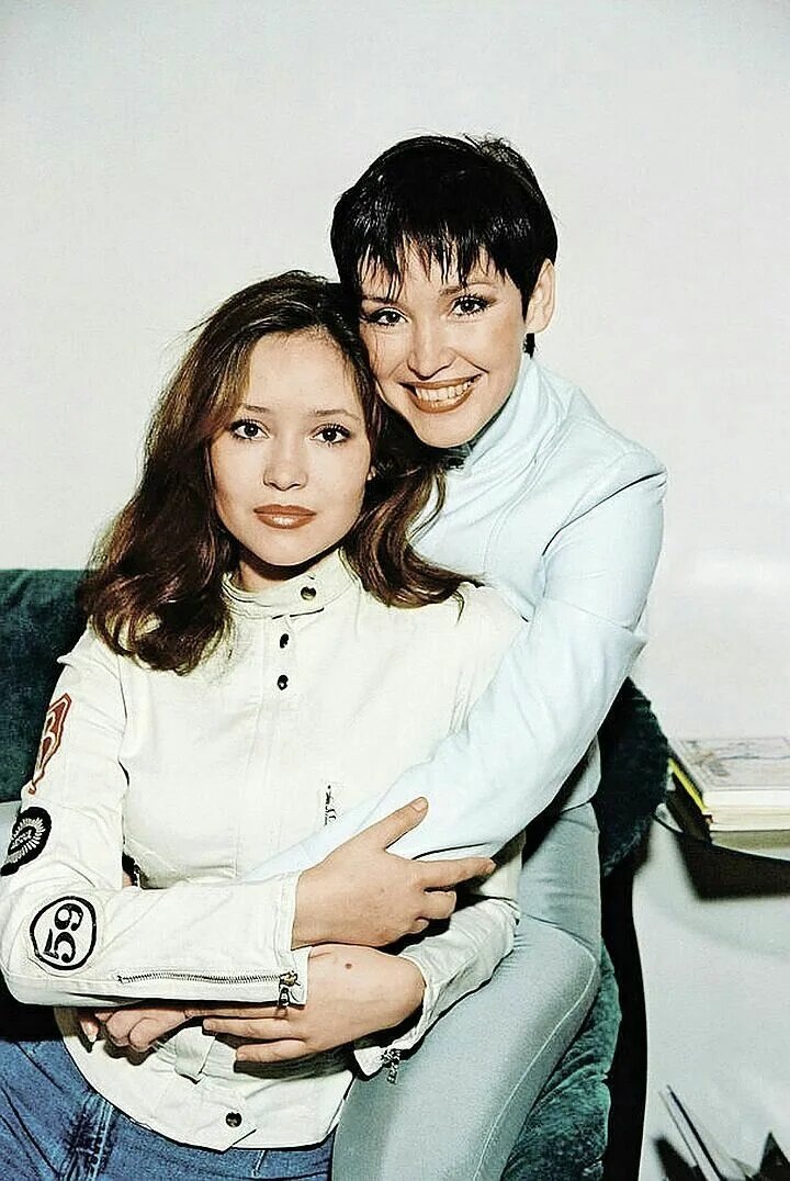 «Не хотела повторить судьбу матери»: почему 42-летняя Александра Самохина нашла счастье лишь в третьем браке и как выглядят её 14-летняя дочь и 5-летний сын