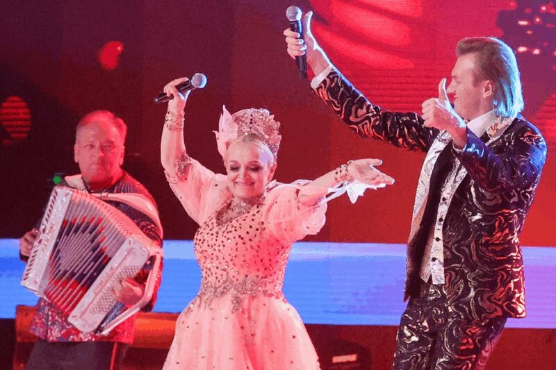 «Ей тяжело дышать»: почему 66-летняя Надежда Кадышева выходит на сцену с сыном и поет под «плюс»?