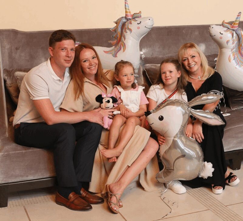 Анастасия с мужем, детьми и мамой Аурикой