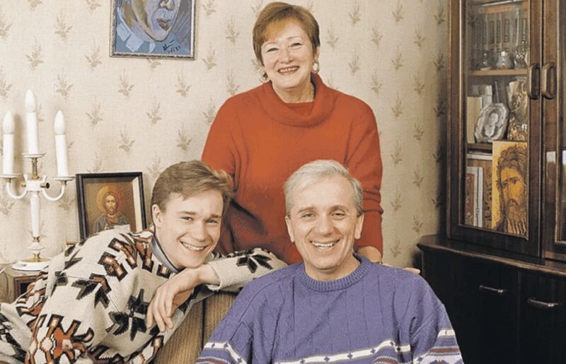 Сергей Стеблов в окружении родителей