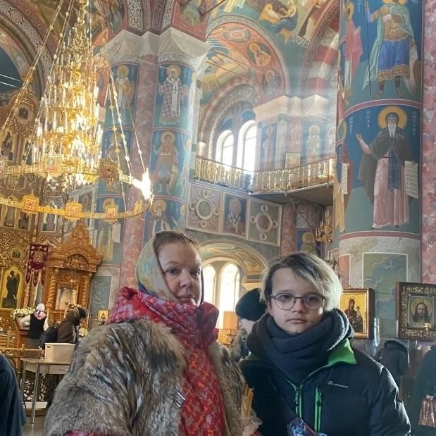 «Квартира твоя, но ипотеку платишь ты»: 51-летняя Татьяна Абрамова раскрыла, как воспитывает сыновей от первого брака