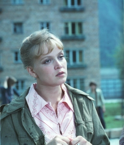 Актриса отмечала, что, к счастью, первая любовь нанесла ей не смертельную рану