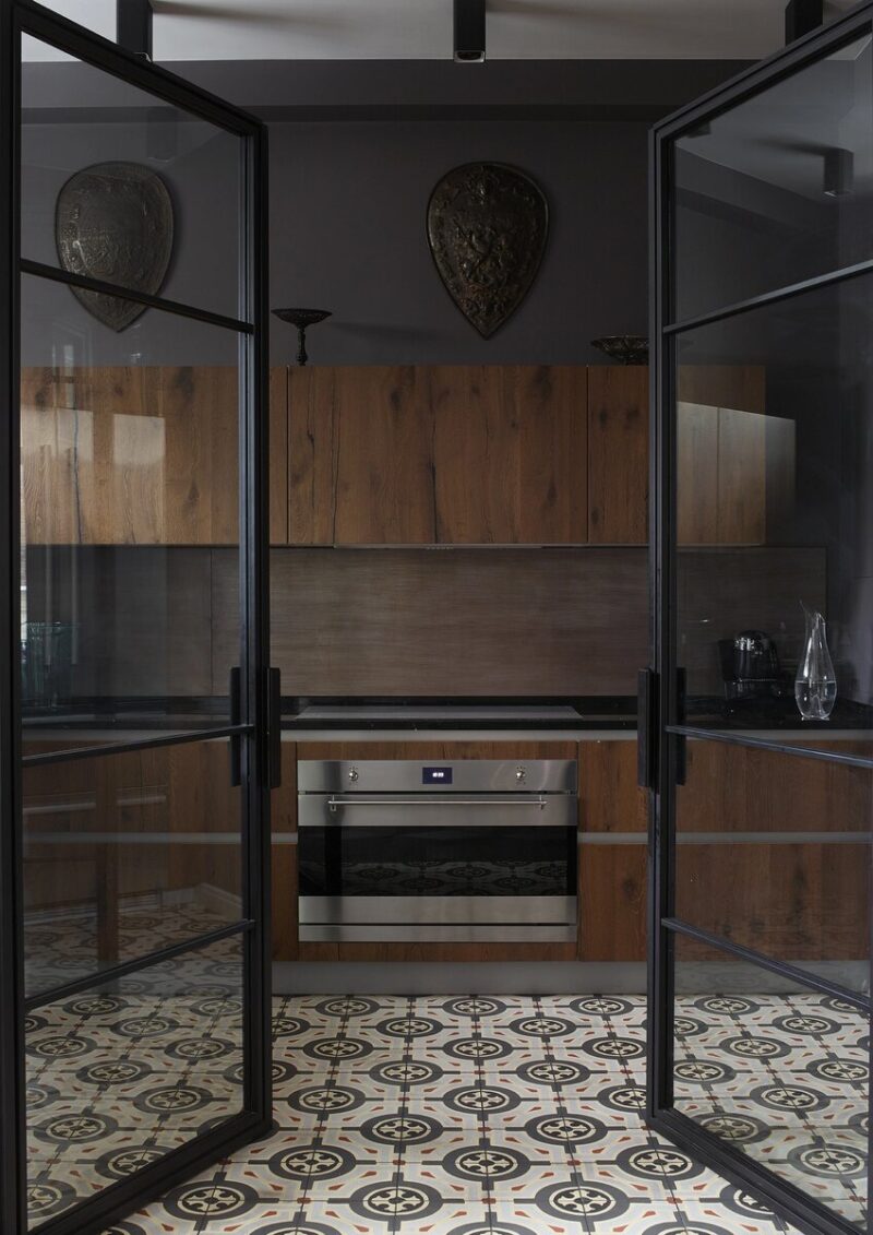 Старинное венецианское зеркало, хранящее семейные истории. Фото: Аптон Саймон.