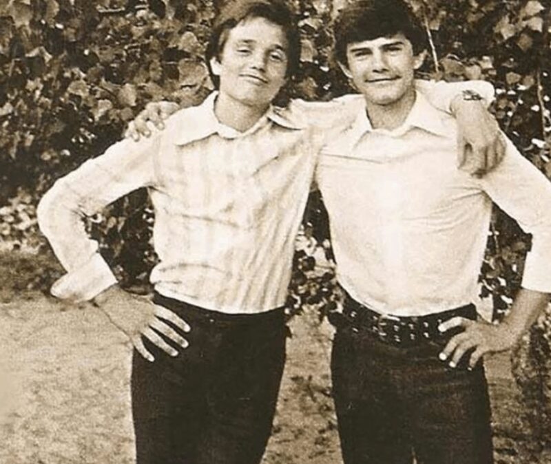 Юный Константин Лавроненко с товарищем в школьные годы.