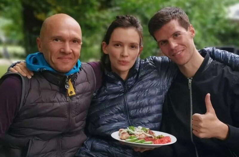Паулина Андреева с братом и отцом.