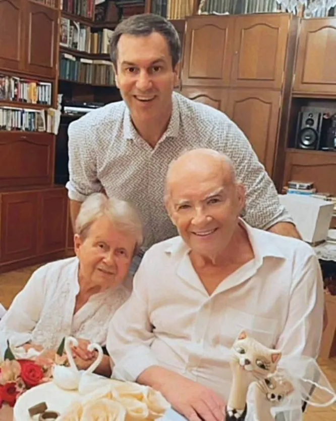 «Он — её ангел-хранитель»: как 96-летняя Александра Пахмутова пережила утрату мужа и обрела новую опору