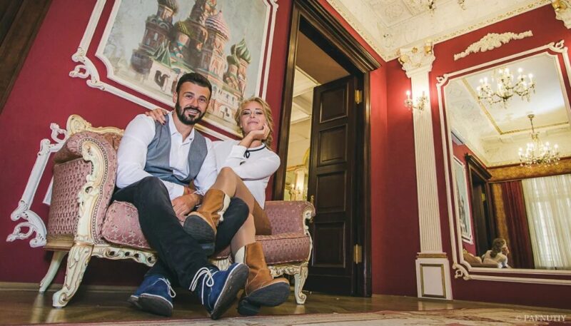 «Я человек увлекающийся»: 81-летний Александр Михайлов жил на две семьи, но его дочери Анастасия и Мирослава смогли построить крепкие браки и подарить звезде внуков