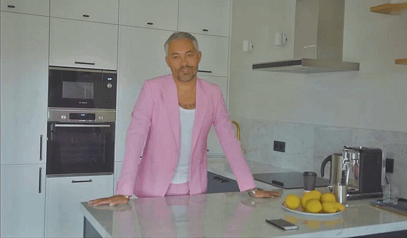 «Это не просто дом, это продолжение меня!»: Александр Рогов за 2 года объединил три квартиры в 45-метровую гардеробную с выходом на крышу