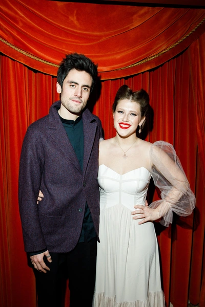 «Это день благодарности за эмоции и впечатления, за искренность и близость, за приключения и пройденный путь. Мы меняемся каждый день и это прекрасно», — писала в день развода звезда, уже выходившая в свет с новым возлюбленным