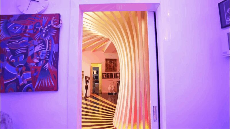 Золотой писсуар и потолки-волны: как Бари Алибасов после пожара 90-х создал в Москве квартиру-манифест, на ремонт которой ушло 2 года