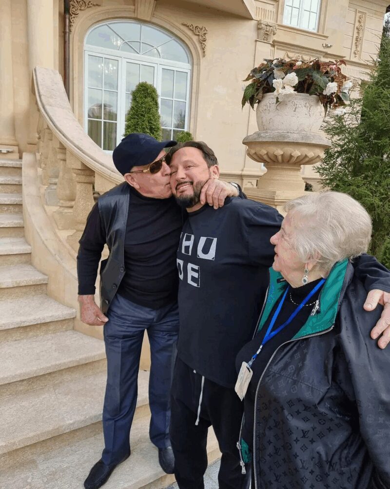 Стас Михайлов в окружении своих родителей