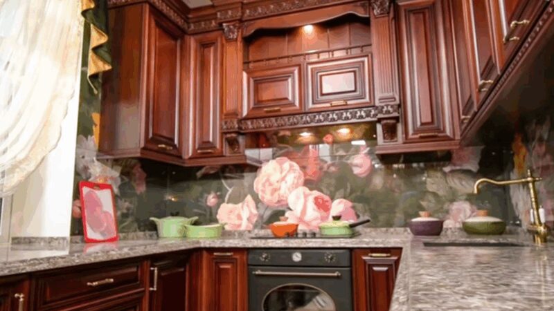 За закрытыми дверями: как живёт одна из самых узнаваемых телеведущих : Лариса Гузеева и Игорь Бухаров — 20 лет брака и их уютный особняк в Куркино