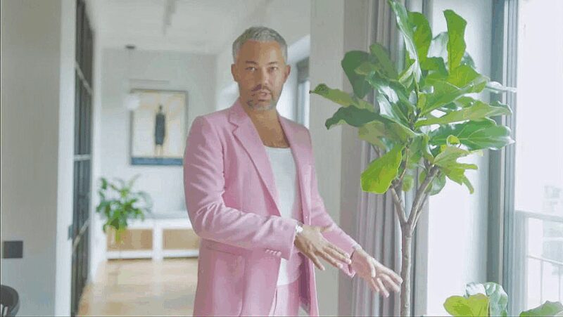 «Это не просто дом, это продолжение меня!»: Александр Рогов за 2 года объединил три квартиры в 45-метровую гардеробную с выходом на крышу