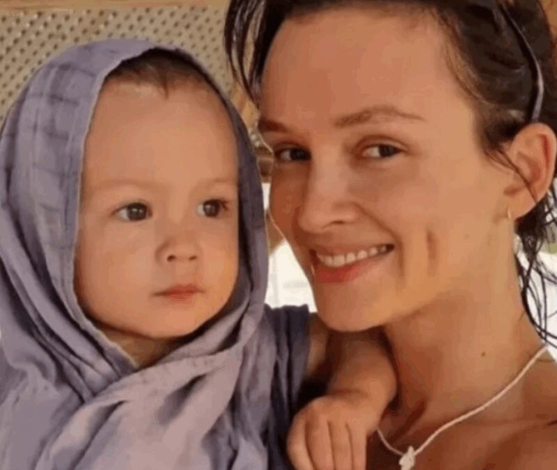 Счастливая мама: Паулина Андреева оберегает сына Ивана от посторонних глаз.