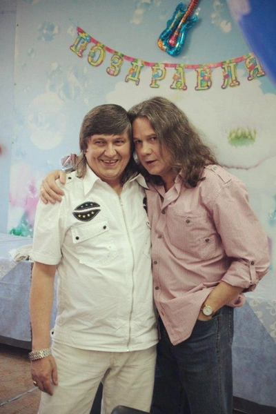 Артист до сих пор сожалеет, что был далеко от брата, когда того не стало