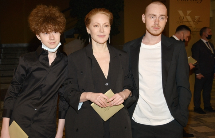 Наталья Рогожкина с сыновьями.