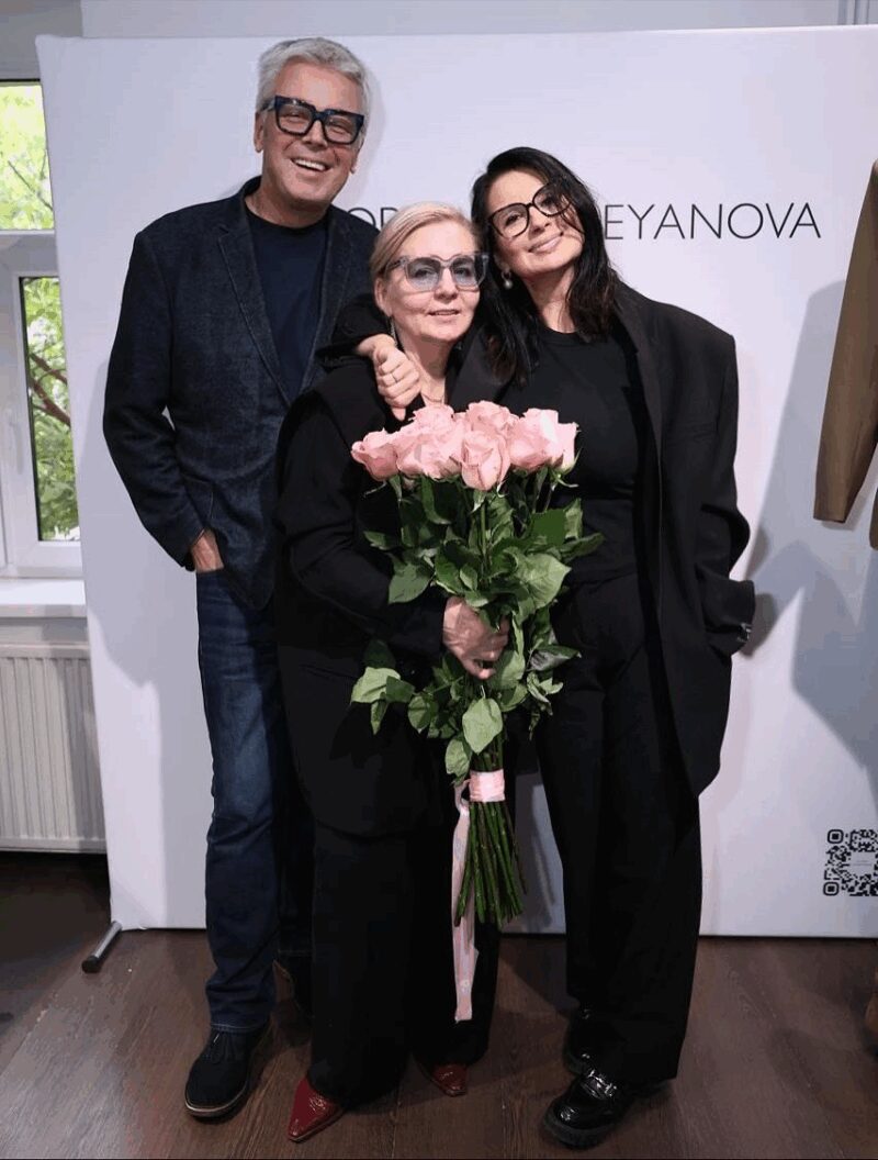 «Она никогда не пыталась перетянуть одеяло»: как сестра Екатерины Стриженовой, 62-летняя Виктория, живет без фильтров и косметологии