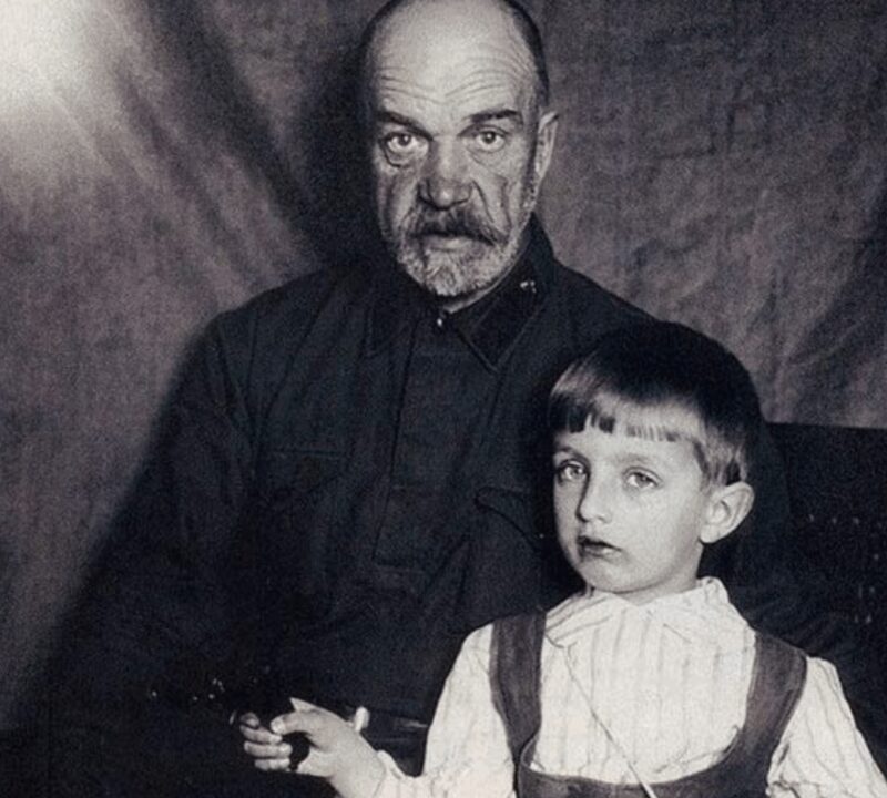 Актер с дедом, который привил ему чувство собственного достоинства.