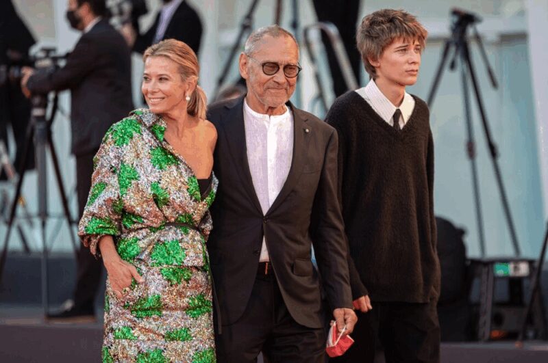 Юлия Высоцкая и Андрей Кончаловский с сыном Петром, мечтающим об архитектуре.