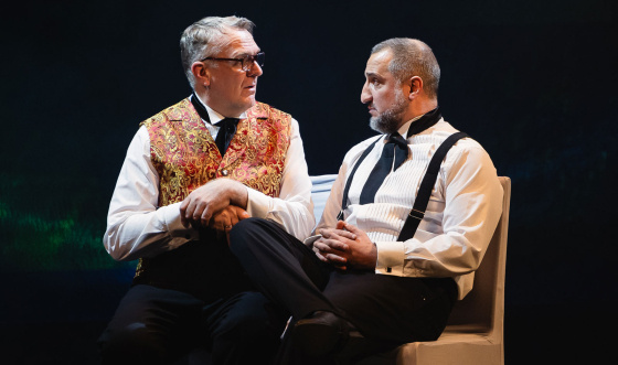 Арарат Кещян на театральной сцене, продолжающий радовать зрителей своим талантом.