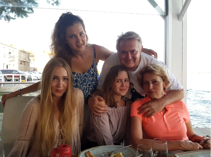 Юрий Стоянов с супругой Еленой и дочерьми